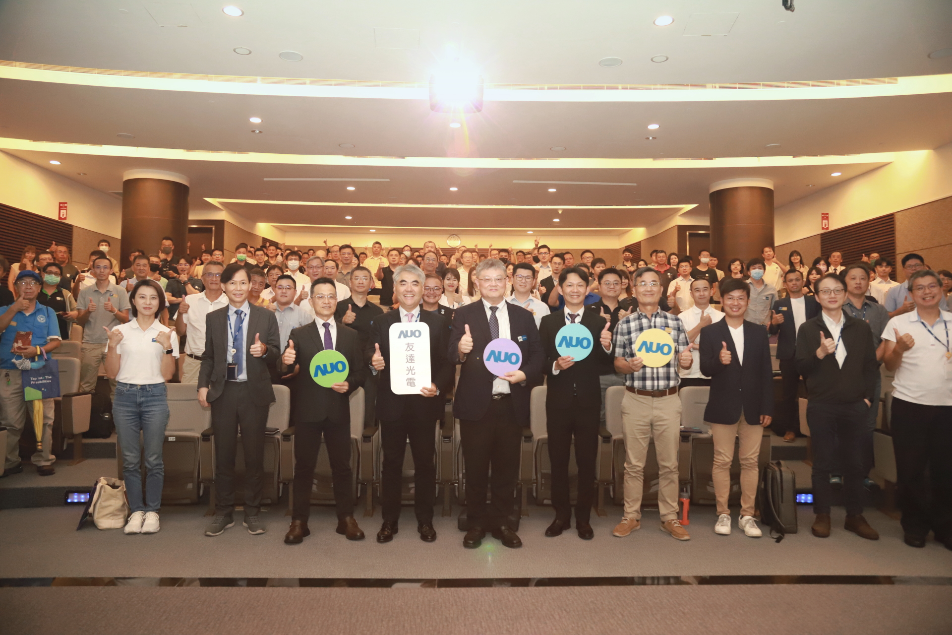 友達光電邀請領域專家共研再生能源發展、電力需求及建築物減碳等議題進行交流，盼共擘綠色永續生態圈的嶄新契機