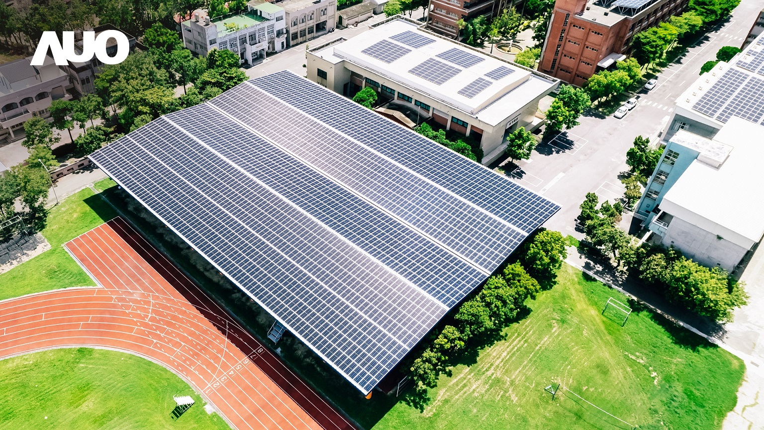 友達SunSteel光電整合型浪板具備快速安裝、輕量化優勢，可提升15%發電效能，通過國際IEC與國內VPC認證安全、防漏、耐候標準