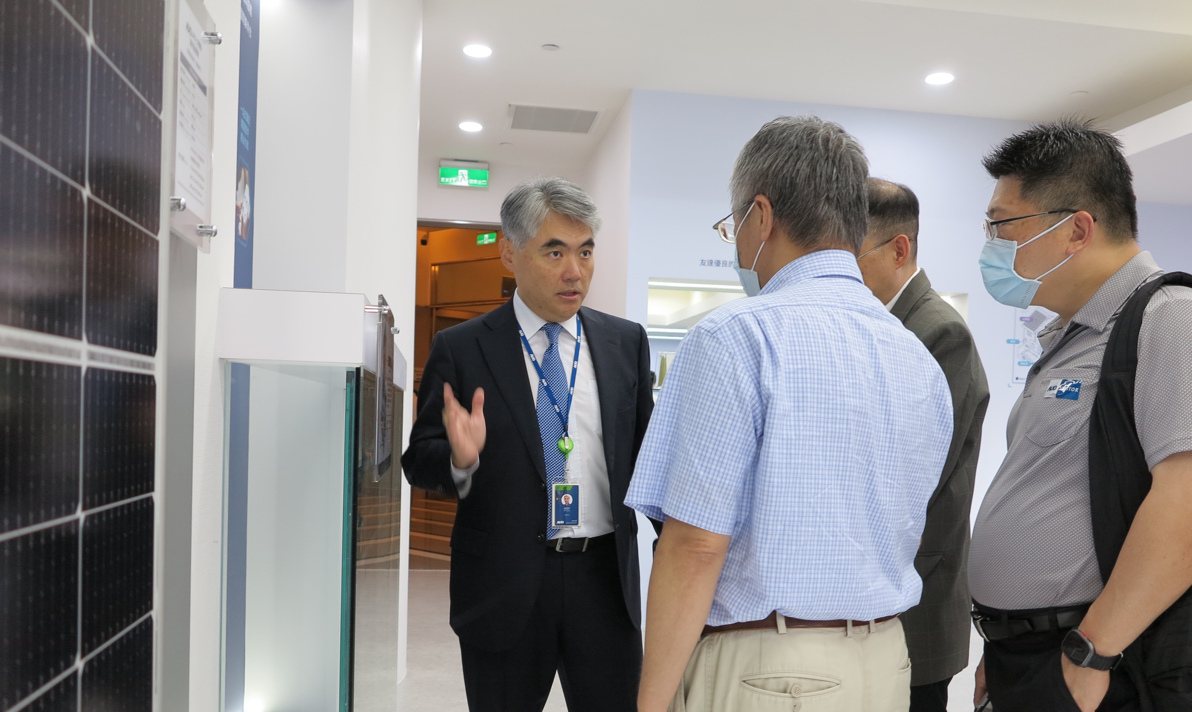 友達光電能源事業群總經理林恬宇分享友達落實太陽能建築一體化目標，協助企業邁向能源轉型的高效能低碳解方。