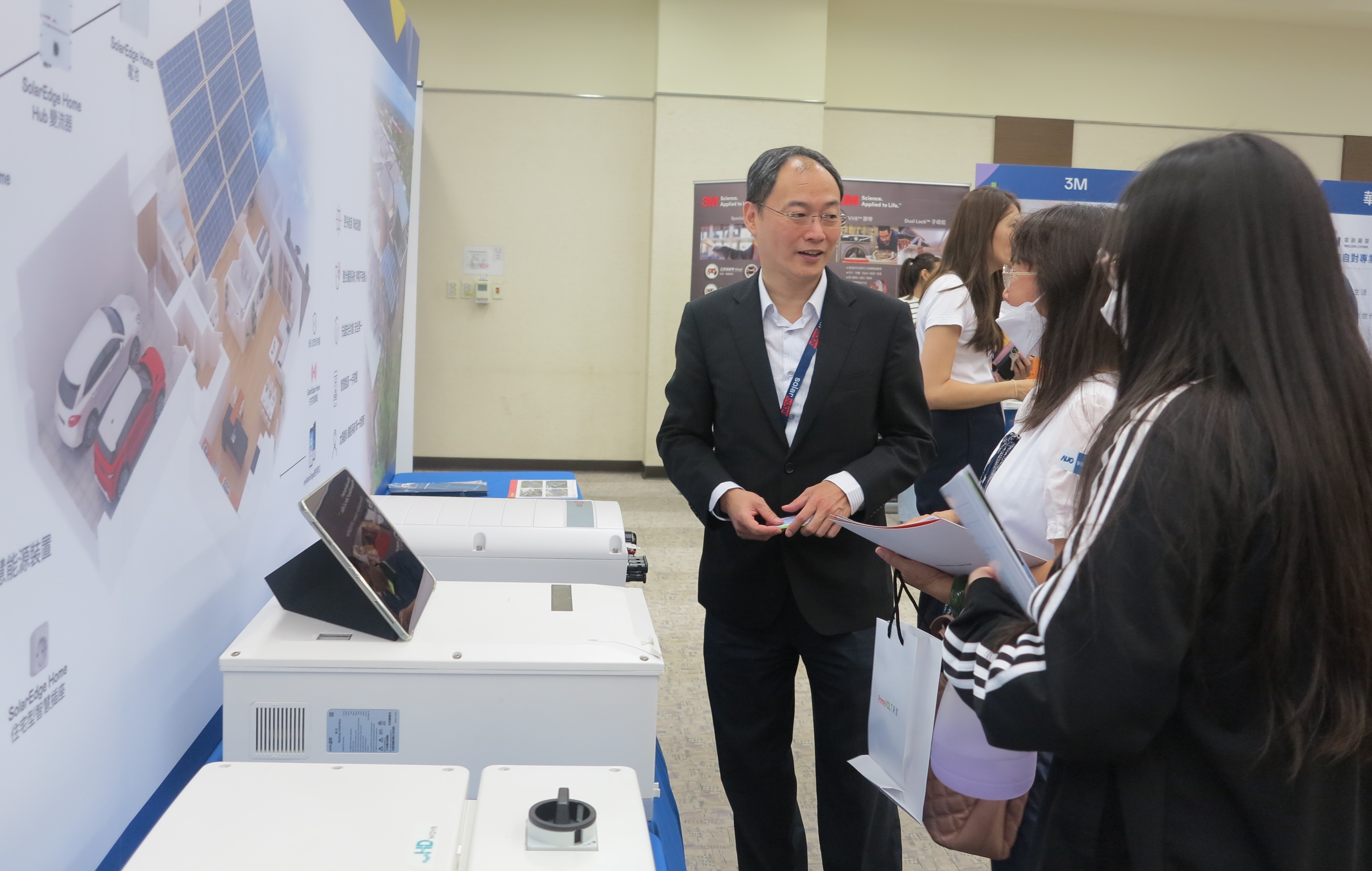 透過研討會產學界緊密交流與分享，提升參與人員借鏡及加深低碳概念，提升綠色能源產業之韌性。